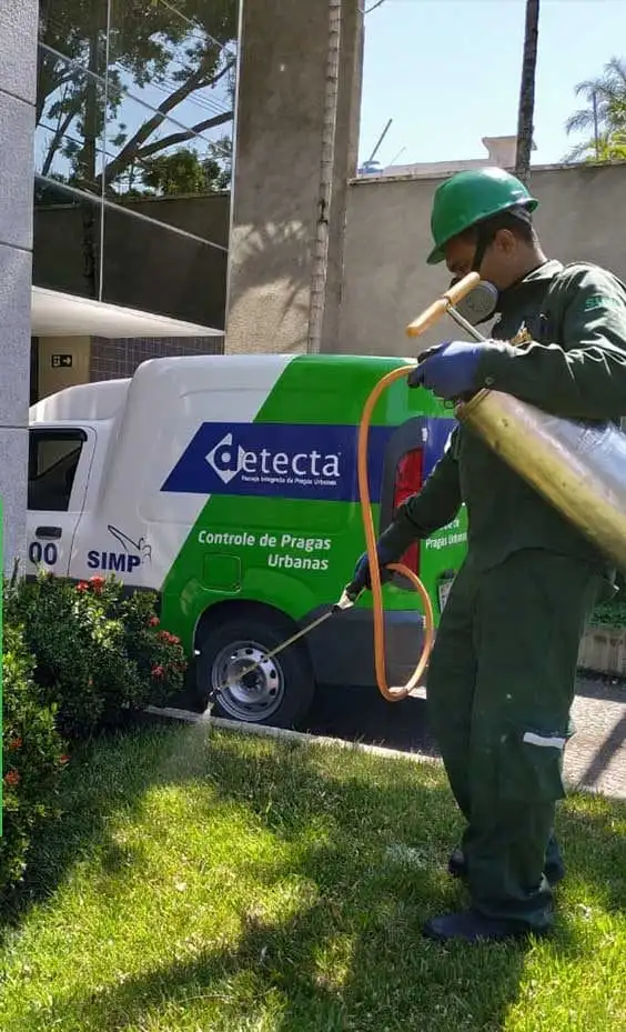 Técnico da Detecta aplicando controle de pragas em área externa